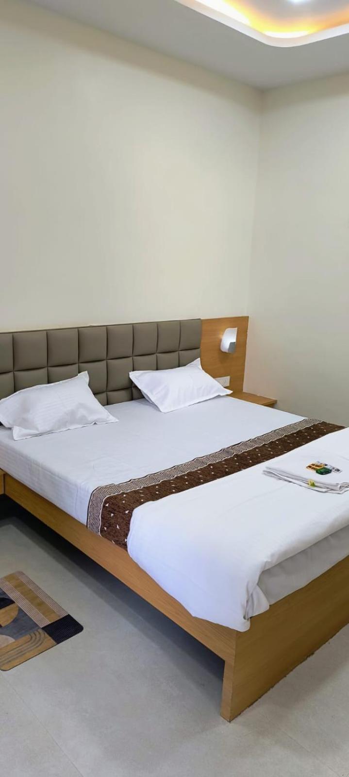 Hotel Satyam Shajapur 외부 사진