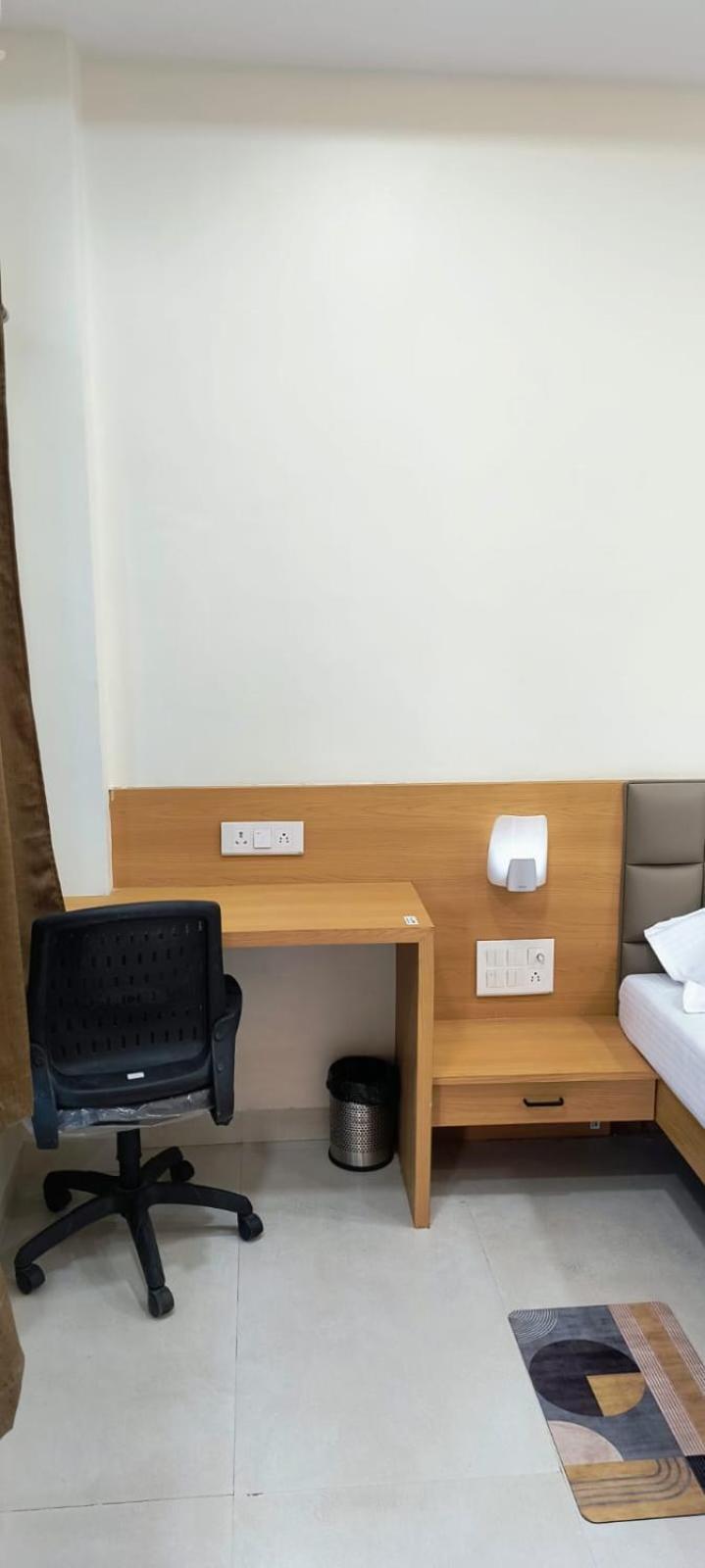 Hotel Satyam Shajapur 외부 사진